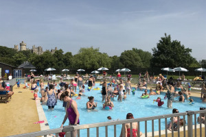 parent-and-toddlers.jpg - Arundel Lido Change for the Community!