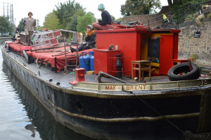 barge-travelling-from-richmond-to-little-venice-by-mark-eve-2.jpg - Keep the Puppet Barge up and floating!