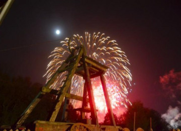 blists-fireworks-2011-570x377.jpg
