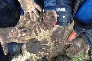 muddy-hands.jpg - Thongsbridge Wild Space