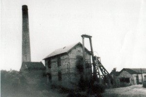 pdi-0020-copy-copy.jpg - Baddesley Ensor Mining Memorial Lamp 