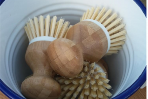 refill-station-camden-close-up-2-hand-scrubbers-wooden.jpg - Refill Station Camden 