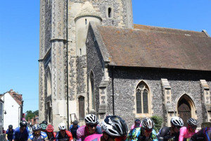 town-centre-men-s-race-with-church-in-background.jpg - Wallingford Festival of Cycling 