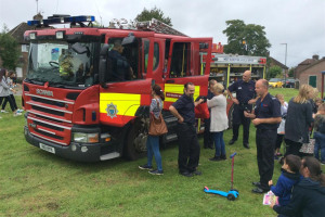 17-08-fun-day-fire-engine.jpg - Bentswood Community Fun Day   