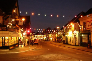Christmas_lights_on_Lyndhurst_High_Street,_New_Forest_-_geograph.org.uk_-_92175.jpg - Light up Birchgrove
