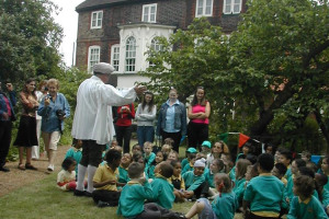 wh-meets-children-of-wh-school-2004-centenary-party.jpg - Commemorating the Hogarth family's pets