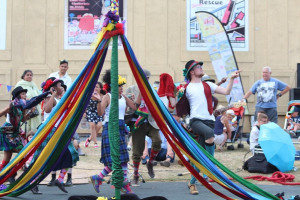 street-theatre-v-2.jpg - Folk Festival Parade & Ent. July 2020