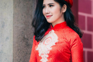 du-o-ng-tri-woman-wearing-red-floral-long-sleeved-dress.jpg - That Dress! 