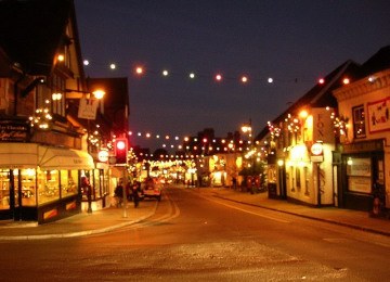 Christmas_lights_on_Lyndhurst_High_Street,_New_Forest_-_geograph.org.uk_-_92175.jpg