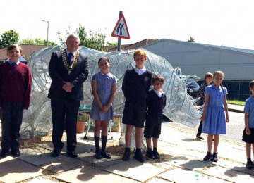2-rhino-with-mayor-of-maghull-st-andrews-and-lydiate-primary-school-children.jpg