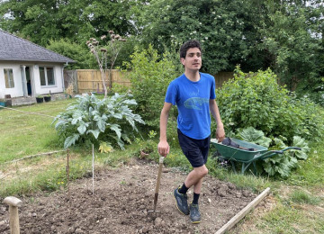 cs-may-charlie-starting-work-on-our-new-veg-patch-13-05-2025-jpeg.jpeg