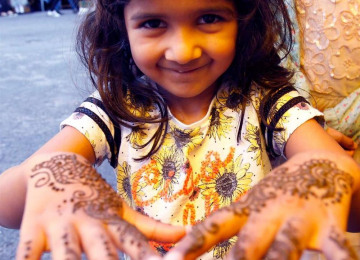 chaand-raat-girl-with-henna.jpg